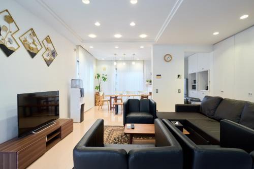 Jujo Villa | Modern Stylish Villa with Free WiFi & Child-Friendly Space