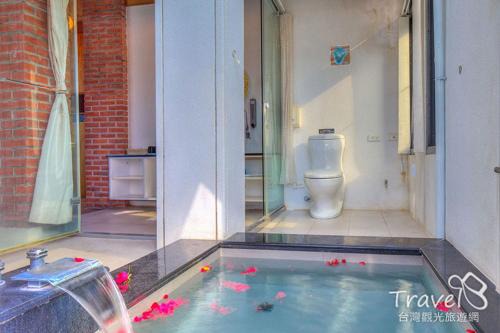 Dongshan House | Relax at the Architect-Designed Hot Springs Retreat