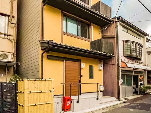 Sannenzaka Ninenzaka Villa | Experience Kyotofish·Yasaka: 10/10 Rating & Cozy Courtyard