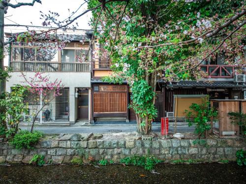Shimogyo Villa | Explore Kyotofish·Matsuya: Riverside Retreat with Family-Friendly Amenities