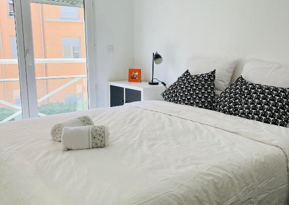 Villejuif Apartment | Modern Apartment - Guest Rated 10/10 with Breakfast & Accessibility