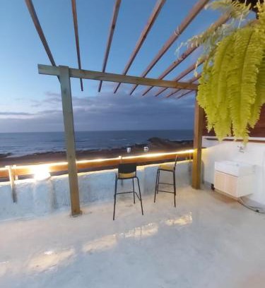 Sanzhi House | Cozy Oceanfront Retreat with Breakfast & Family Amenities