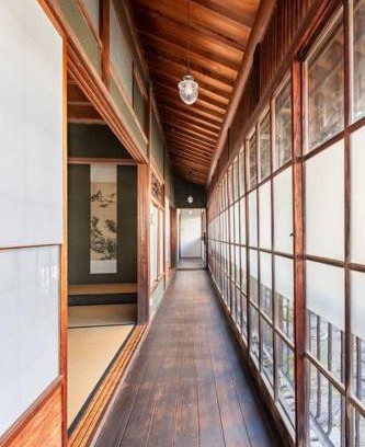 Uno House | Charming Getaway: Traditional Inn Near Uno Station