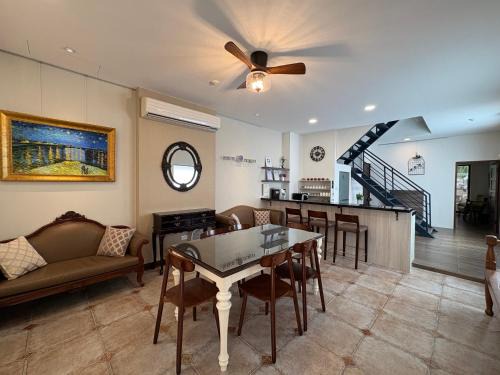 West Central District House | Experience日安蝸牛: Guest Rated 9/10 & Family Friendly