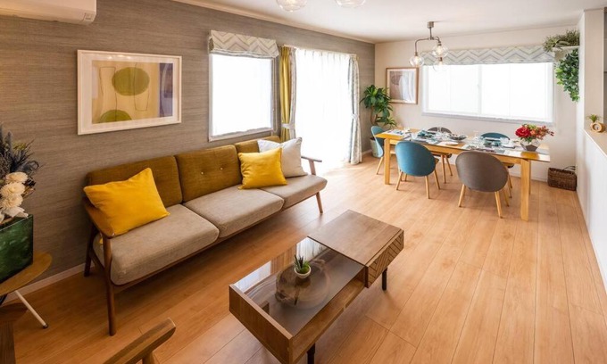Inamine House | Perfect for Groups: Modern Home with Free Parking