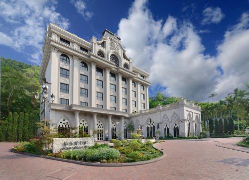 Nanzhuang House | Discover Grasse Grace Manor: Family-Friendly Retreat Awaits
