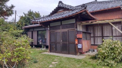 Satte Apartment | Cozy 民泊M103: Family-Friendly with Kitchen & Hot Tub
