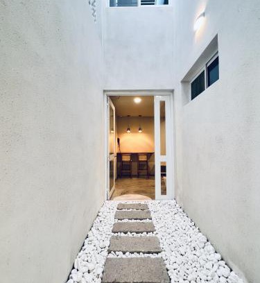 Anping Hotel | Unwind at River Chill Inn: Family-Friendly with Hot Tub