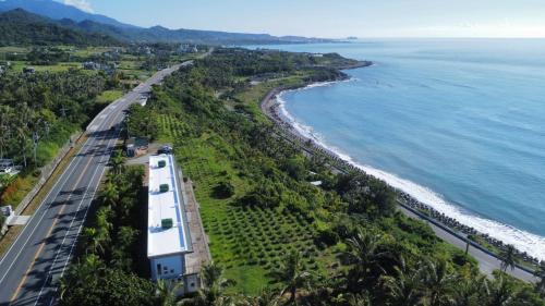 Chenggong House | Oceanfront Bliss at Sun Motel with 8.7/10 Guest Rating