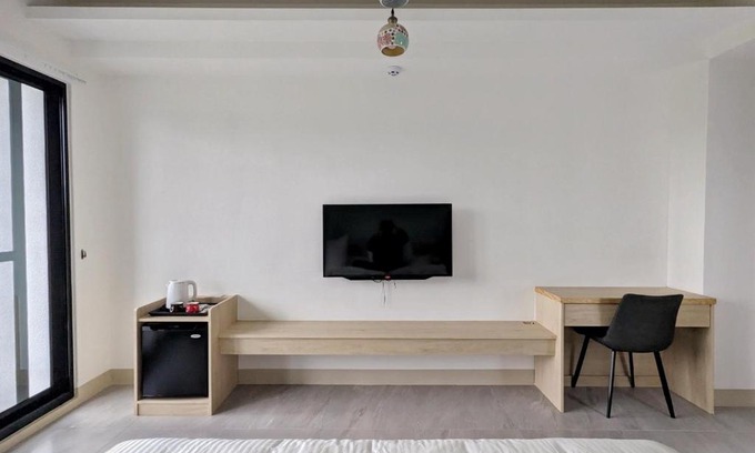 Shoufeng House | Discover EasyTimeBnB: Family-Friendly with Hot Tub Relaxation