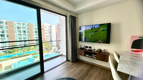 Chiang Mai Apartment | Poolside Retreat at 清迈一号公寓 for Family Getaways