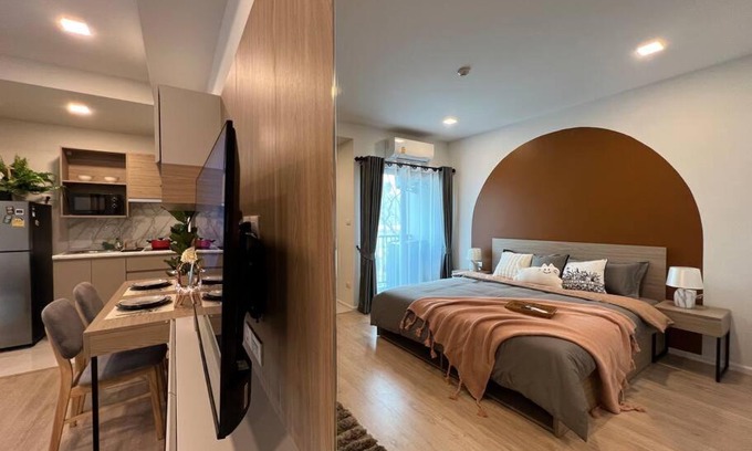 Chang Phueak Apartment | Relax at Nimman Maya: Poolside Retreat with Bike Rentals