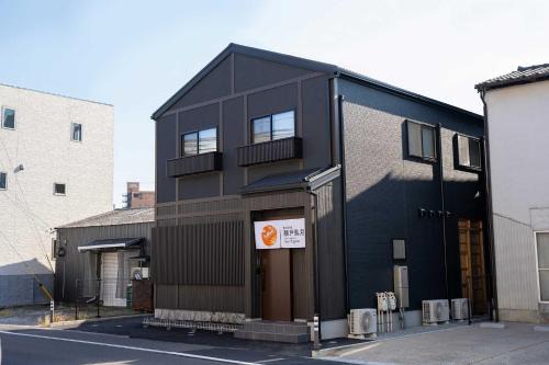 Murojin Machi Apartment | 瀬戸風月: Eco-Friendly Retreat with Hot Tub & Breakfast