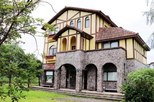 Dongshan Villa | Idyllic 田園城堡包棟民宿: Pet & Child Friendly Oasis