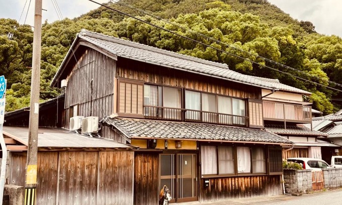 Shirahama House | Explore 皆様お宿 川風: Oceanfront Retreat with Hot Tub