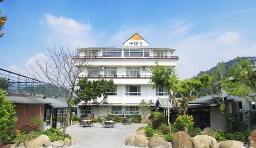 Nanzhuang House | Pet-Friendly Getaway at Meitiyuan Garden B&B