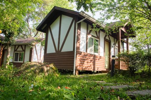 Lugu House | Welcoming Cui Gu Village: Family-Friendly & Breakfast Included