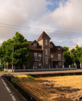 Wujie House | Enchanting England Castle: A Family-Friendly Retreat