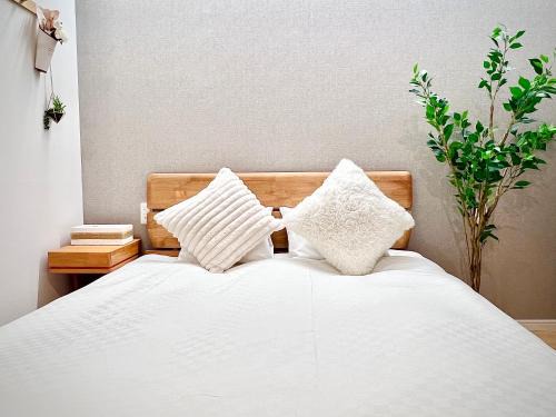 Chuo Apartment | Modern Tokyo Retreat near Akihabara with Hot Tub Access