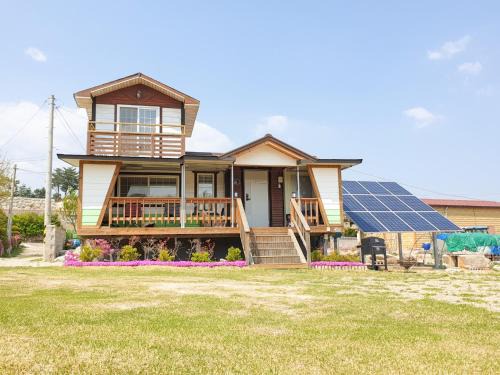 Toseong House | Cozy Forest Cabin: Pet & Child Friendly Retreat Awaits
