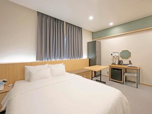 Palyong-dong Hotel | Welcoming Family Retreat at Hotel Leo with Great Amenities