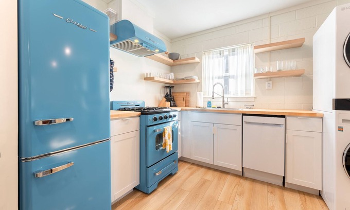 Saint Simons Island House | Pet-Friendly Retreat Just Steps from the Beach!