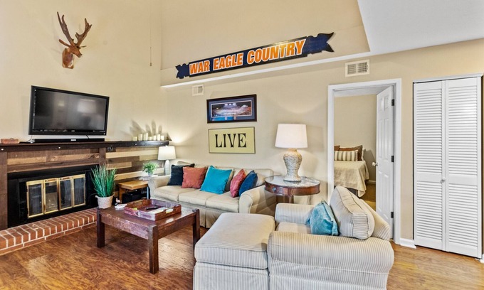 Auburn House | Pet-Friendly Townhome Near Downtown Auburn - Sleeps 10!