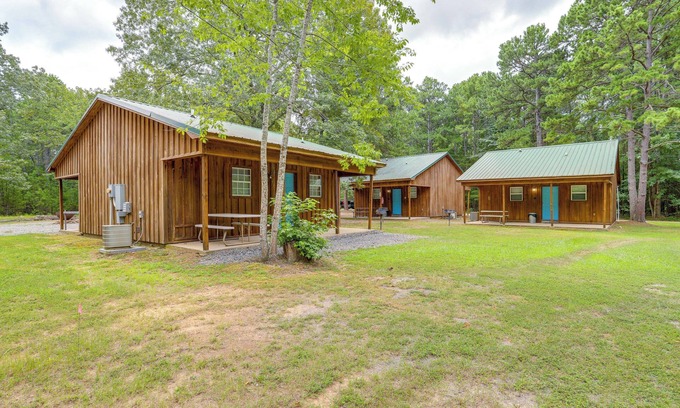 Heber Springs Cabin | Inviting Heber Springs Cabin: Covered Patio Near Lake
