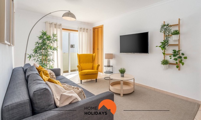Albufeira Apartment | Inviting Flat in Old Town with Oceanfront View & Spa