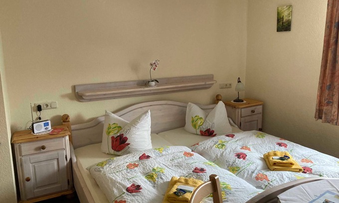 Harbshausen Apartment | Welcoming Büchsenschütz Farm Guesthouse with Breakfast & Kitchen
