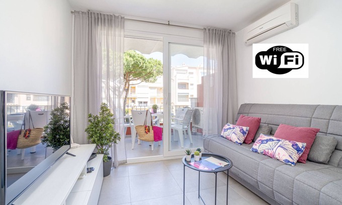 Empuriabrava Apartment | Gran Reserva Apartment: Oceanfront Oasis by the Beach