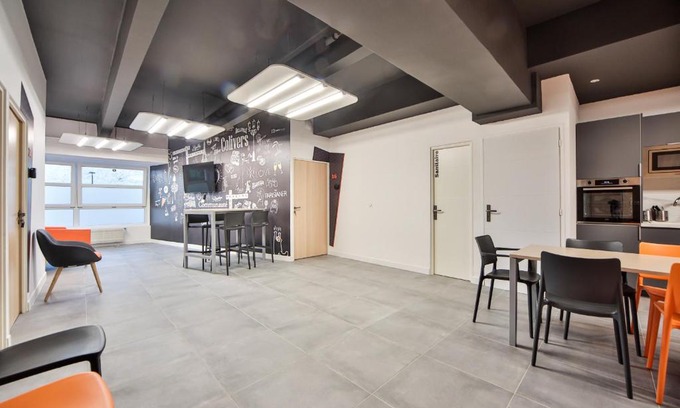 Charenton-le-Pont Apartment | CoLiving Loft with Home Cinema & Fitness Amenities