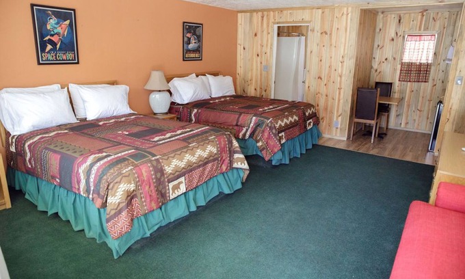 Sevier Apartment | Cozy Candy Suite 127: Poolside Haven for Families & Pets