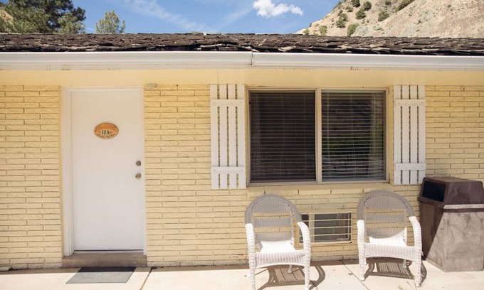 Sevier Apartment | Comfortable Candy Suite 128 with Pool & Pet-Friendly Perks