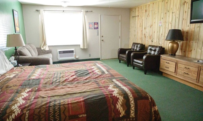 Sevier Apartment | Cozy Candy Suite 132: Family-Friendly with Pool & Kitchen