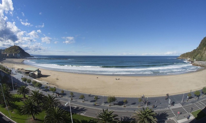 Gros Apartment | Seaside Getaway at La Plage Zurriola with Stunning Views