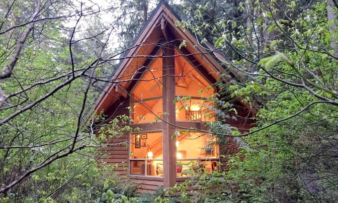Glacier Cabin | Pet-Friendly Retreat with Hot Tub & BBQ – Sleeps 5!