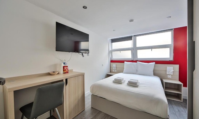 Charenton-le-Pont Apartment | CoLiving Loft with Home Cinema & Fitness Amenities