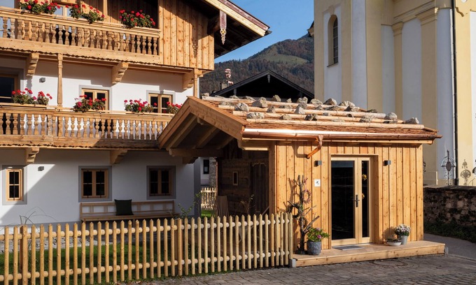 Schleching Apartment | 05 Wiggerl, 80 sqm, 2 bedrooms, balcony, sauna, tiled stove