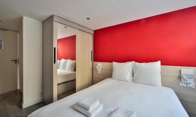 Charenton-le-Pont Apartment | CoLiving Comfort: Double Room with Home Cinema & Fitness