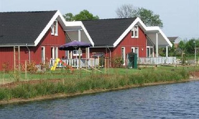 Twist House | Pet-Friendly Ferienhaus am See with Hot Tub & Kitchen