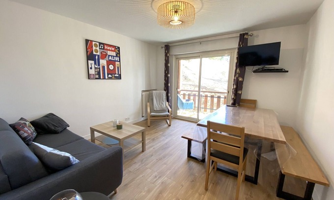 Peone Apartment | Cozy 6-Person Apartment with Slope Views and Great Amenities
