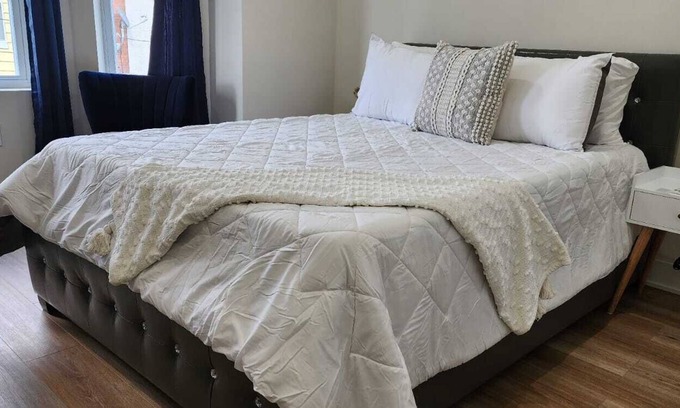 Philadelphia House | #08 Master Room + Private Bath in Squirrel Hill