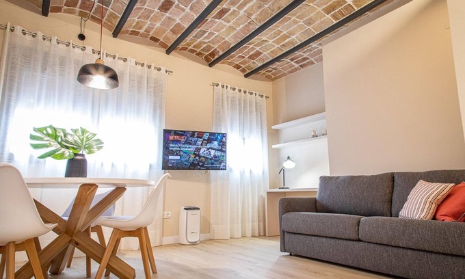 Collblanc y La Torrassa Apartment | Cozy Apartment with Spa and Kitchen by Barcelona Touch