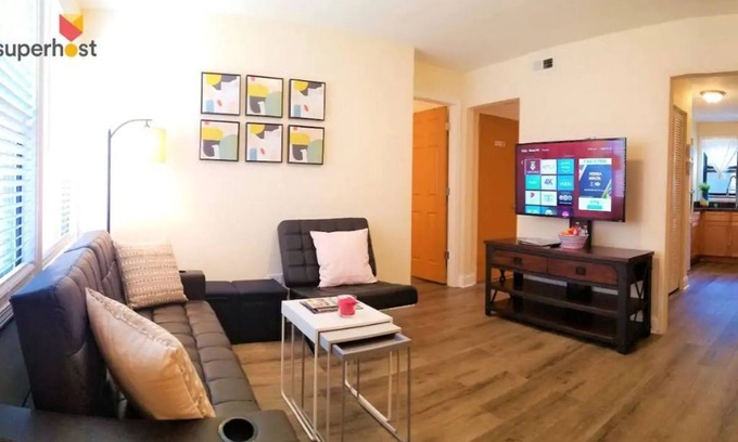 Chinatown Condo | Modern 2 Bedroom Condo Near McCormick Place & Chinatown