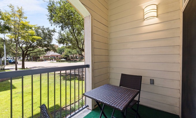 South Main Apartment | Comfortable 1-Bedroom Apt Near NRG with Pool & Gym
