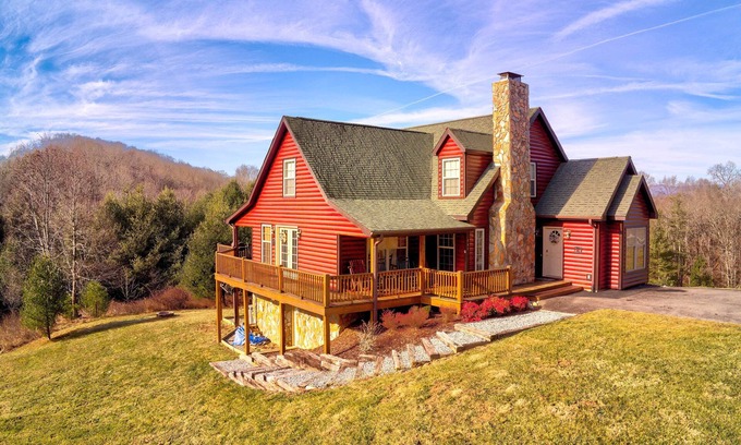 Piney Creek Cabin | Mountain-View Manor with Pool & Hot Tub Near the River