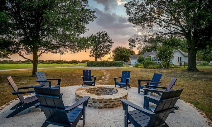 Decatur House | 1/2 mile from Nrs Ranch 3/2 w/fire pit
