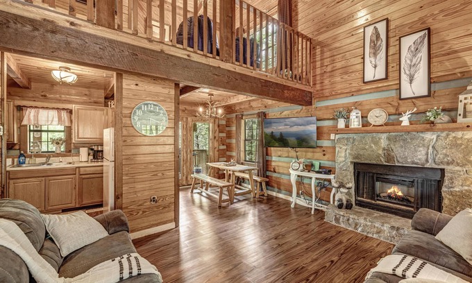 Pigeon Forge Cabin | Perfect Location with Hot Tub & Ocean View - 3BR Retreat