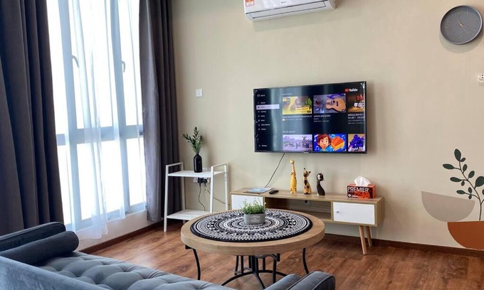 Kuching Apartment | Cozy Jazz Suites: 7-Pax Comfort with Hot Tub & Breakfast